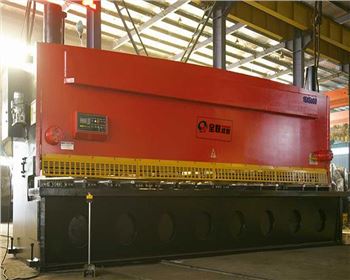 剪闆(pan)機已成(chéng)為各企(qi)事業單(dan)位使用(yòng)較為廣(guang)泛的剪(jiǎn)切設備(bei)